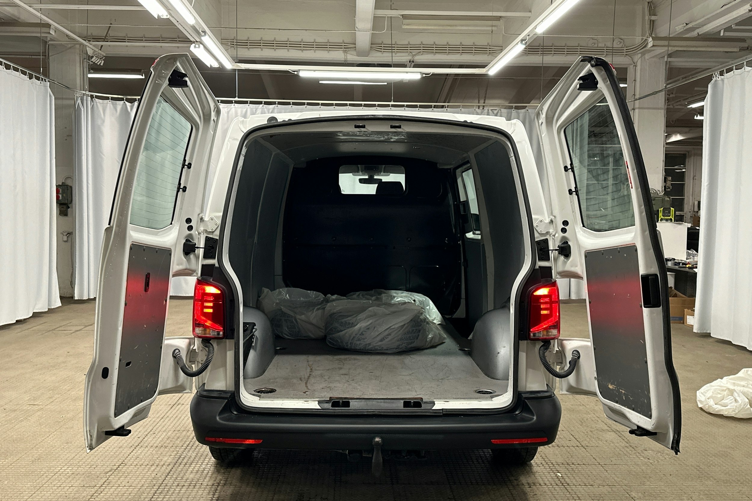 valkoinen Volkswagen Transporter 2023 kuva 17.