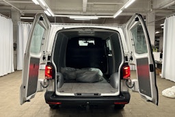 valkoinen Volkswagen Transporter 2023 kuva 17.