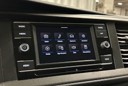 valkoinen Volkswagen Transporter 2023 kuva 22.