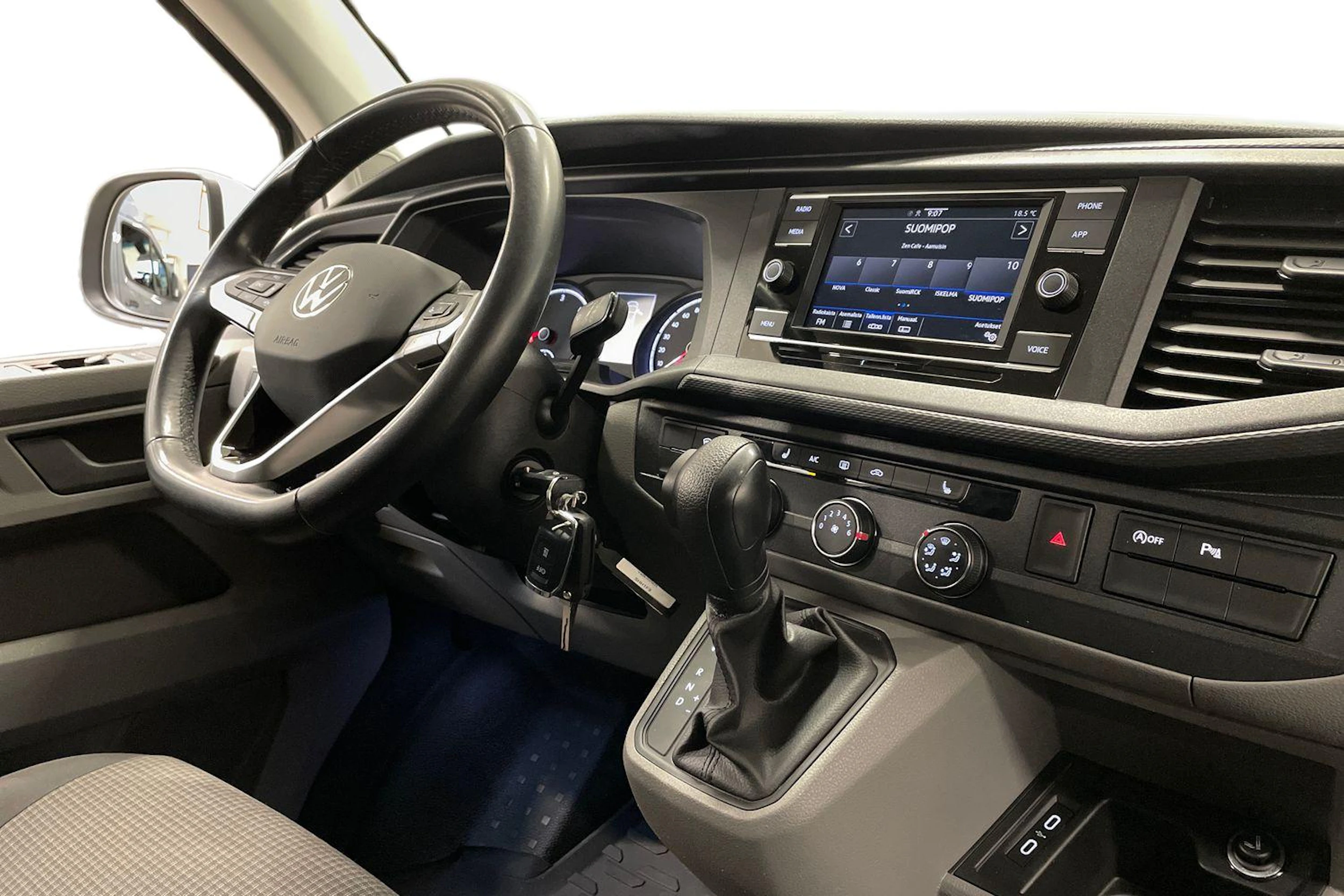 valkoinen Volkswagen Transporter 2023 kuva 9.