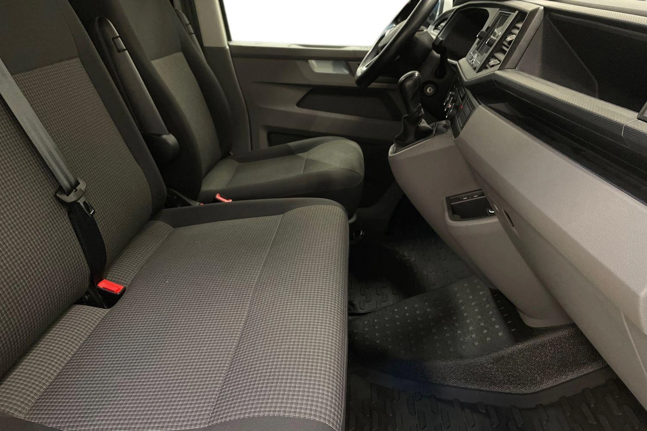 valkoinen Volkswagen Transporter 2023 kuva 11.