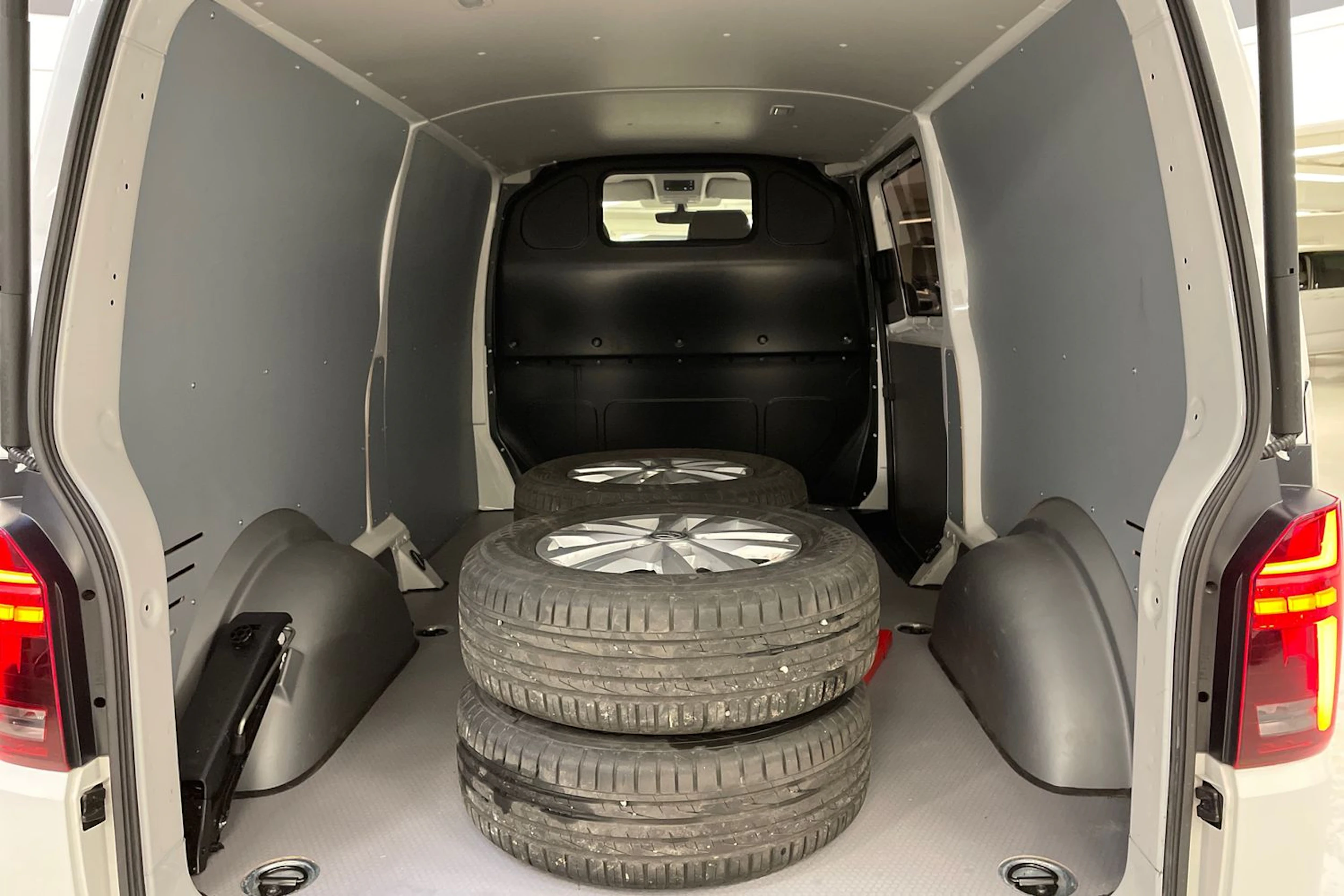 valkoinen Volkswagen Transporter 2023 kuva 13.