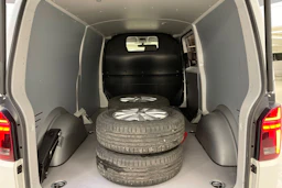 valkoinen Volkswagen Transporter 2023 kuva 13.