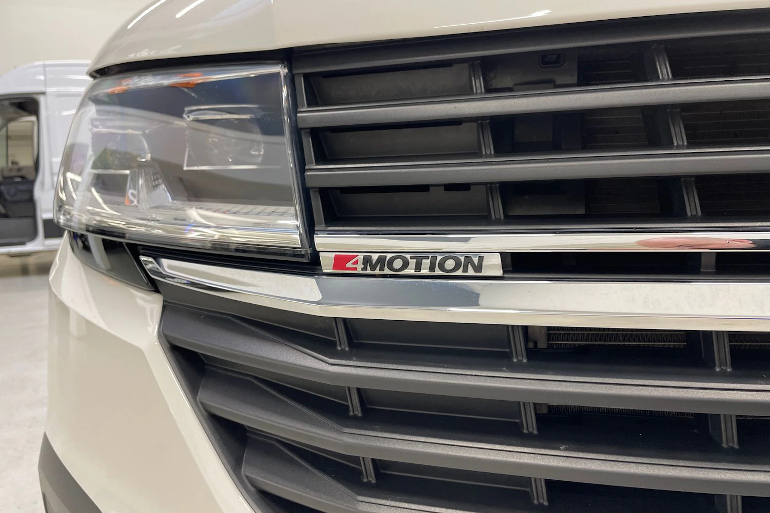 valkoinen Volkswagen Transporter 2023 kuva 25.