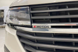 valkoinen Volkswagen Transporter 2023 kuva 25.
