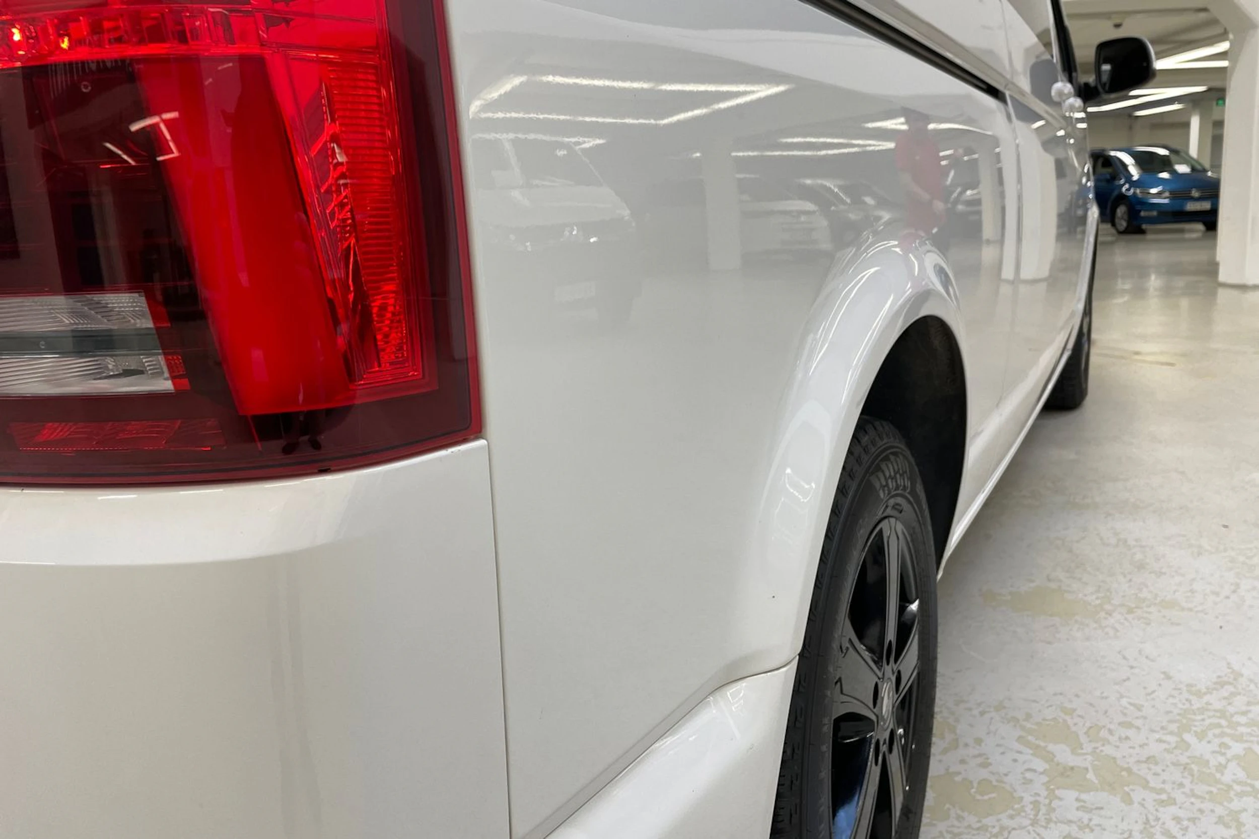 valkoinen Volkswagen Transporter 2023 kuva 29.