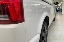 valkoinen Volkswagen Transporter 2023 kuva 29.