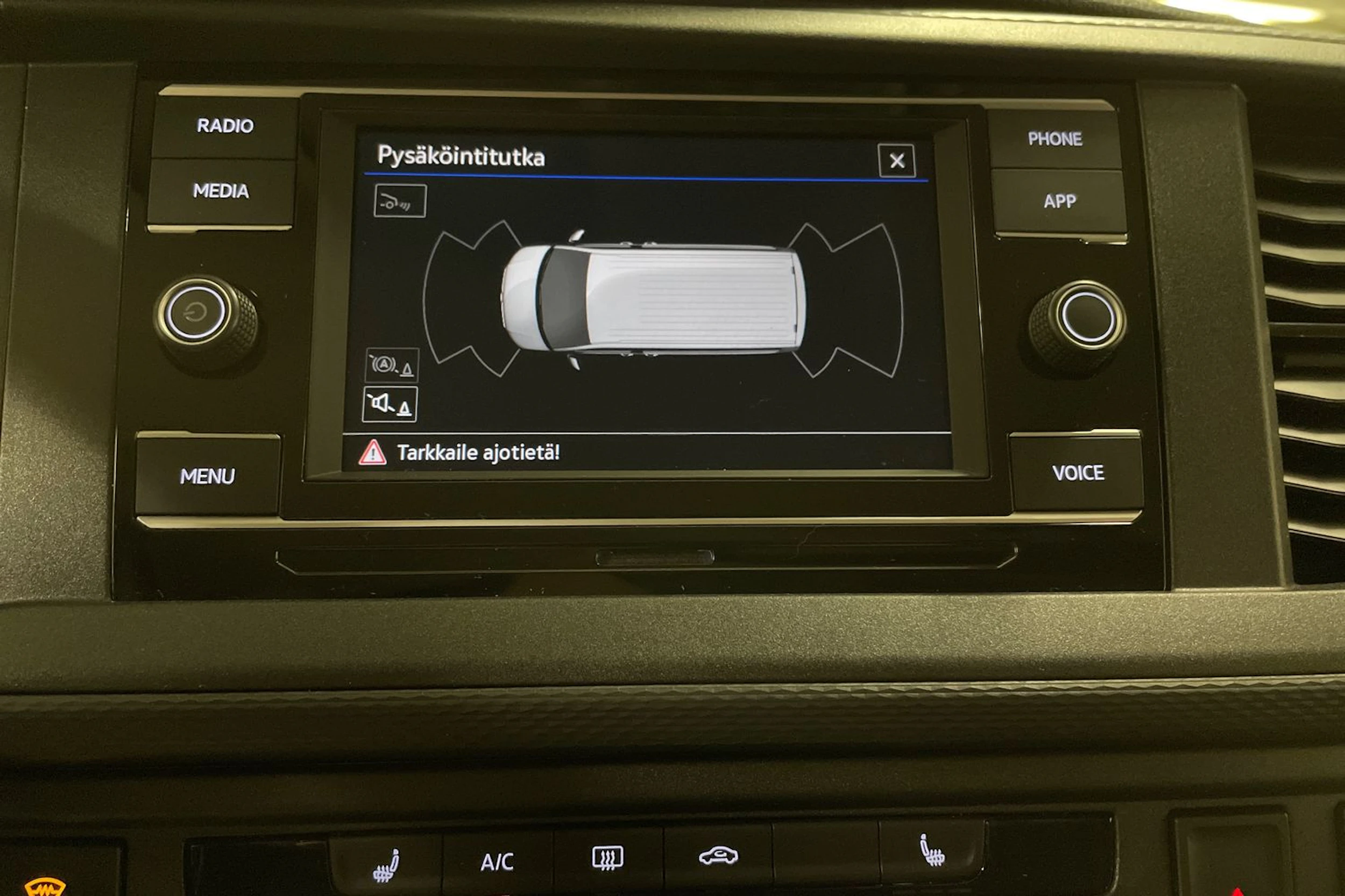 valkoinen Volkswagen Transporter 2023 kuva 30.