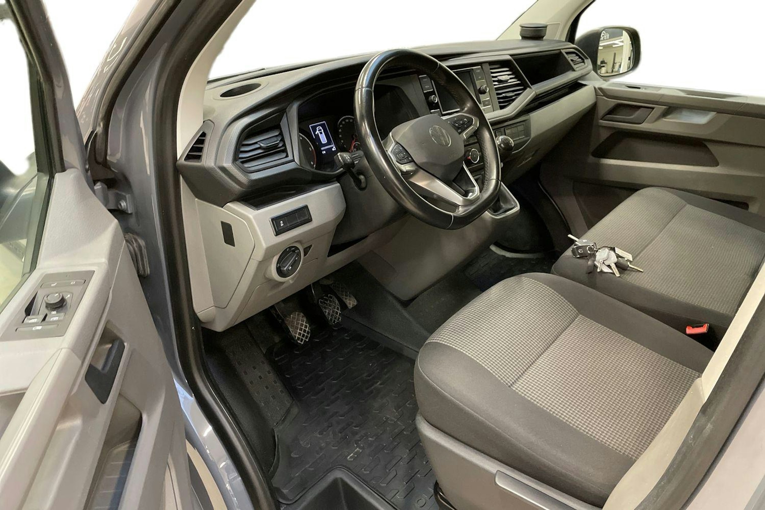 harmaa Volkswagen Transporter 2023 kuva 8.