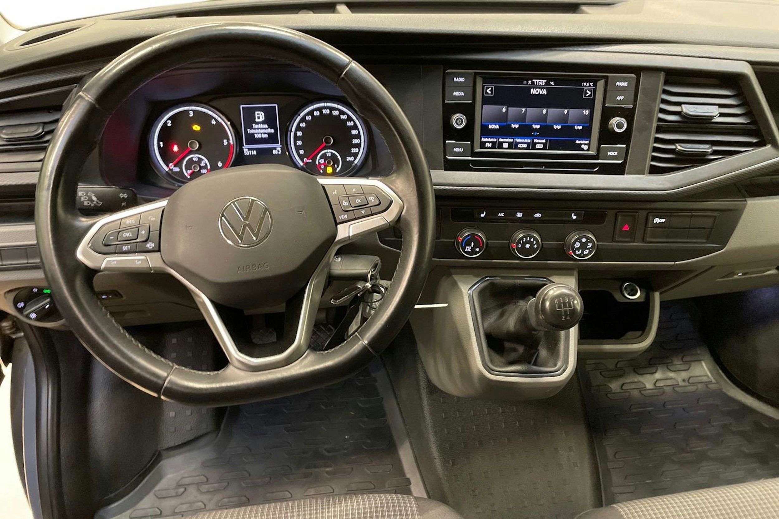 harmaa Volkswagen Transporter 2023 kuva 9.