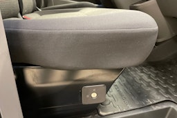 harmaa Volkswagen Transporter 2023 kuva 13.