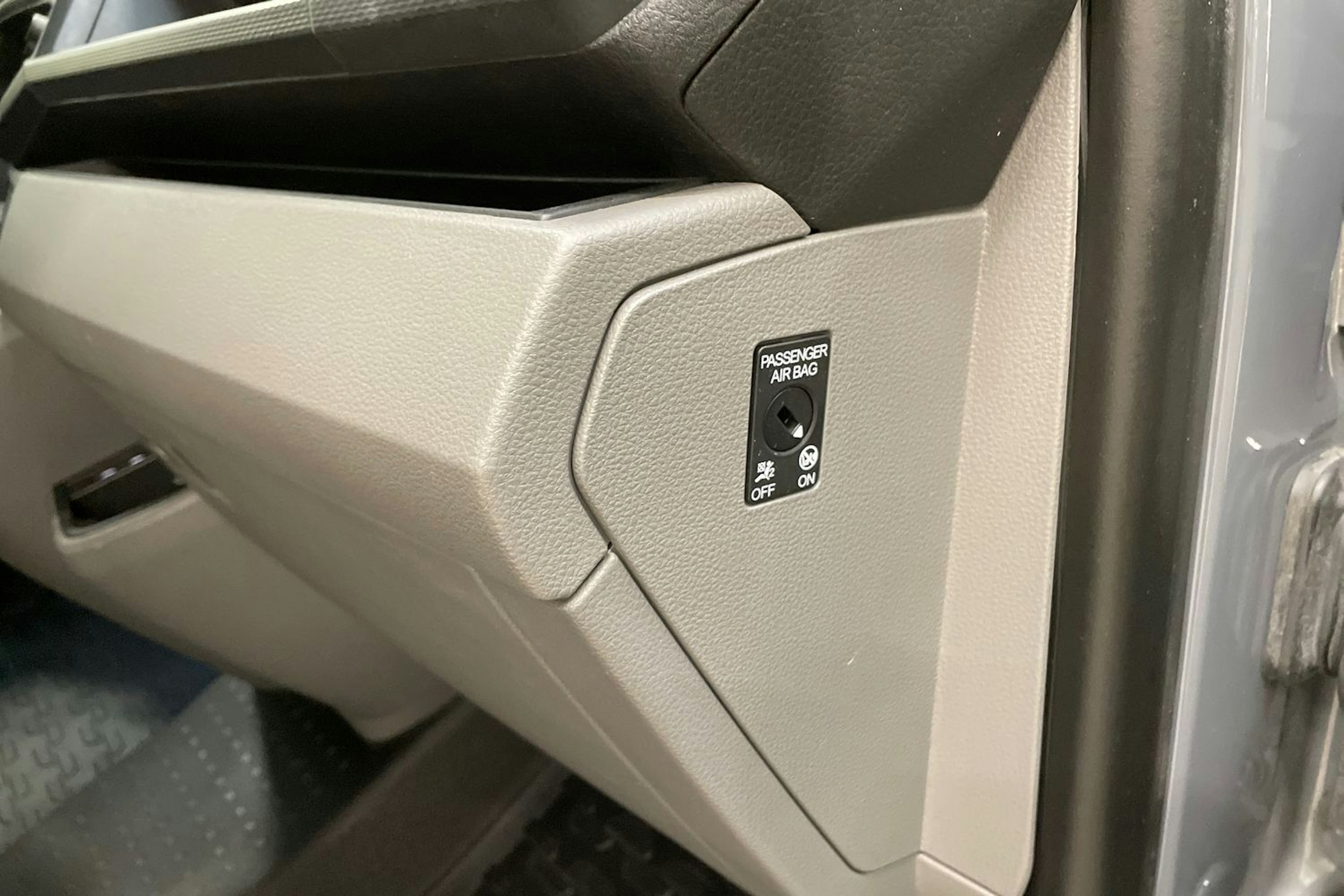 harmaa Volkswagen Transporter 2023 kuva 15.