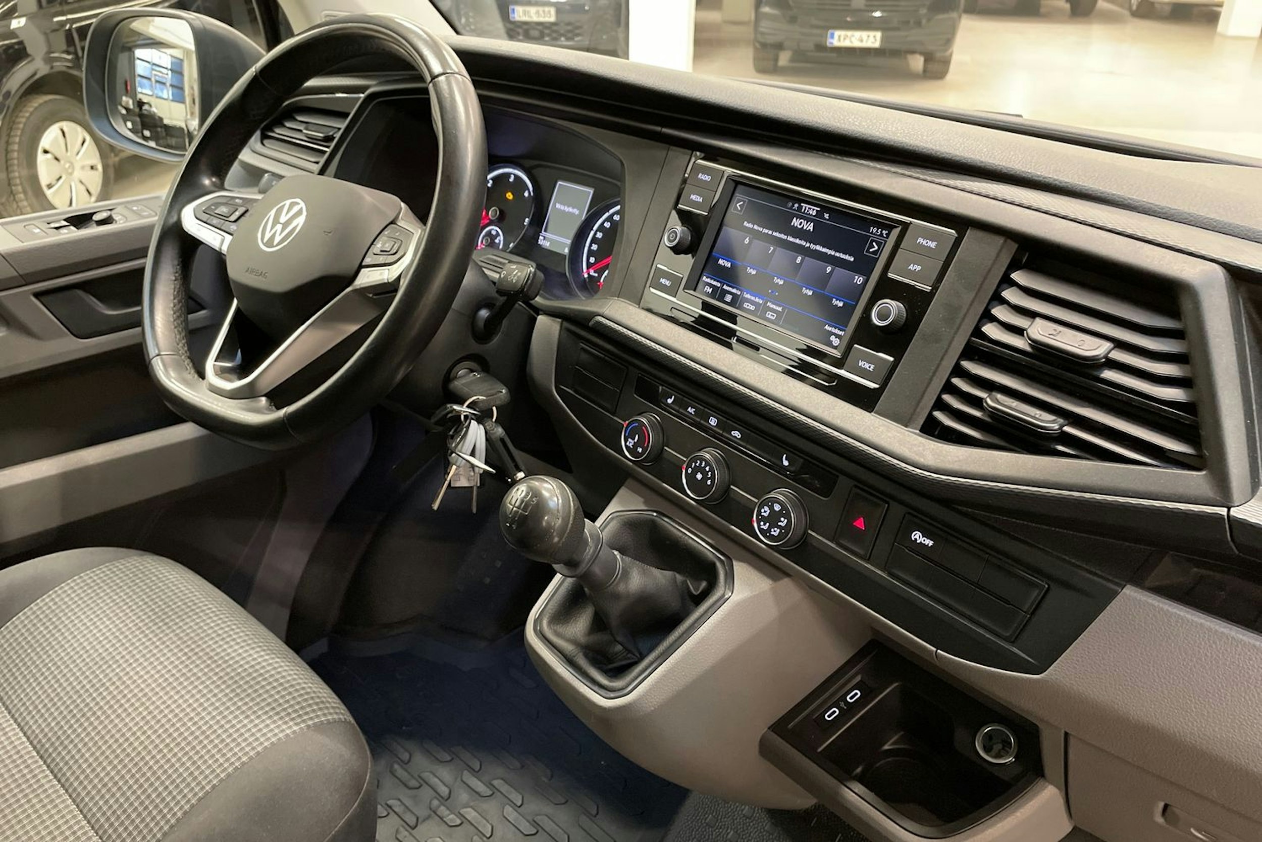 harmaa Volkswagen Transporter 2023 kuva 16.