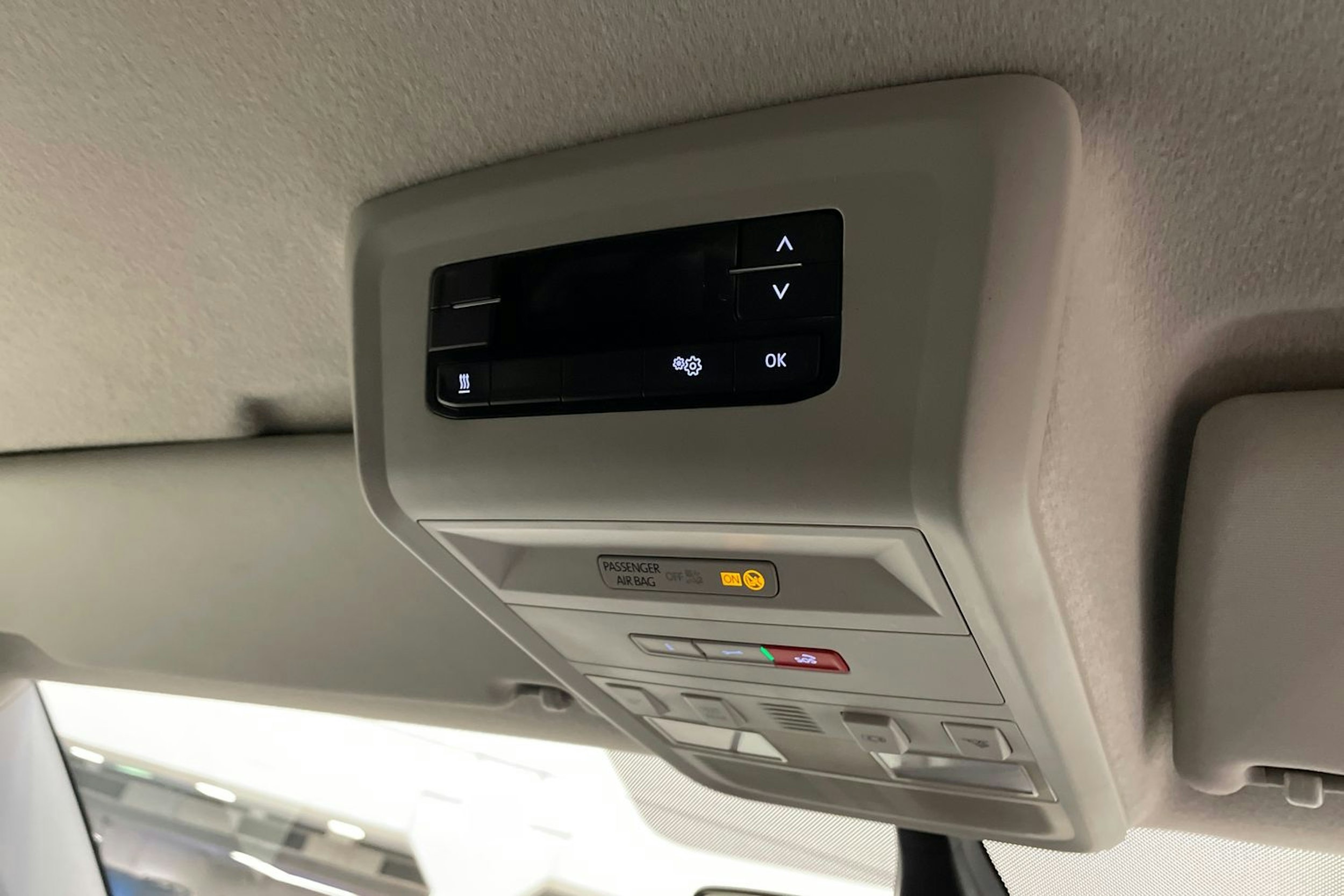 harmaa Volkswagen Transporter 2023 kuva 17.