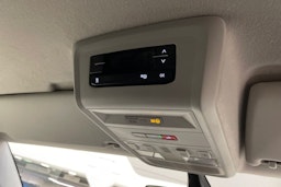 harmaa Volkswagen Transporter 2023 kuva 17.