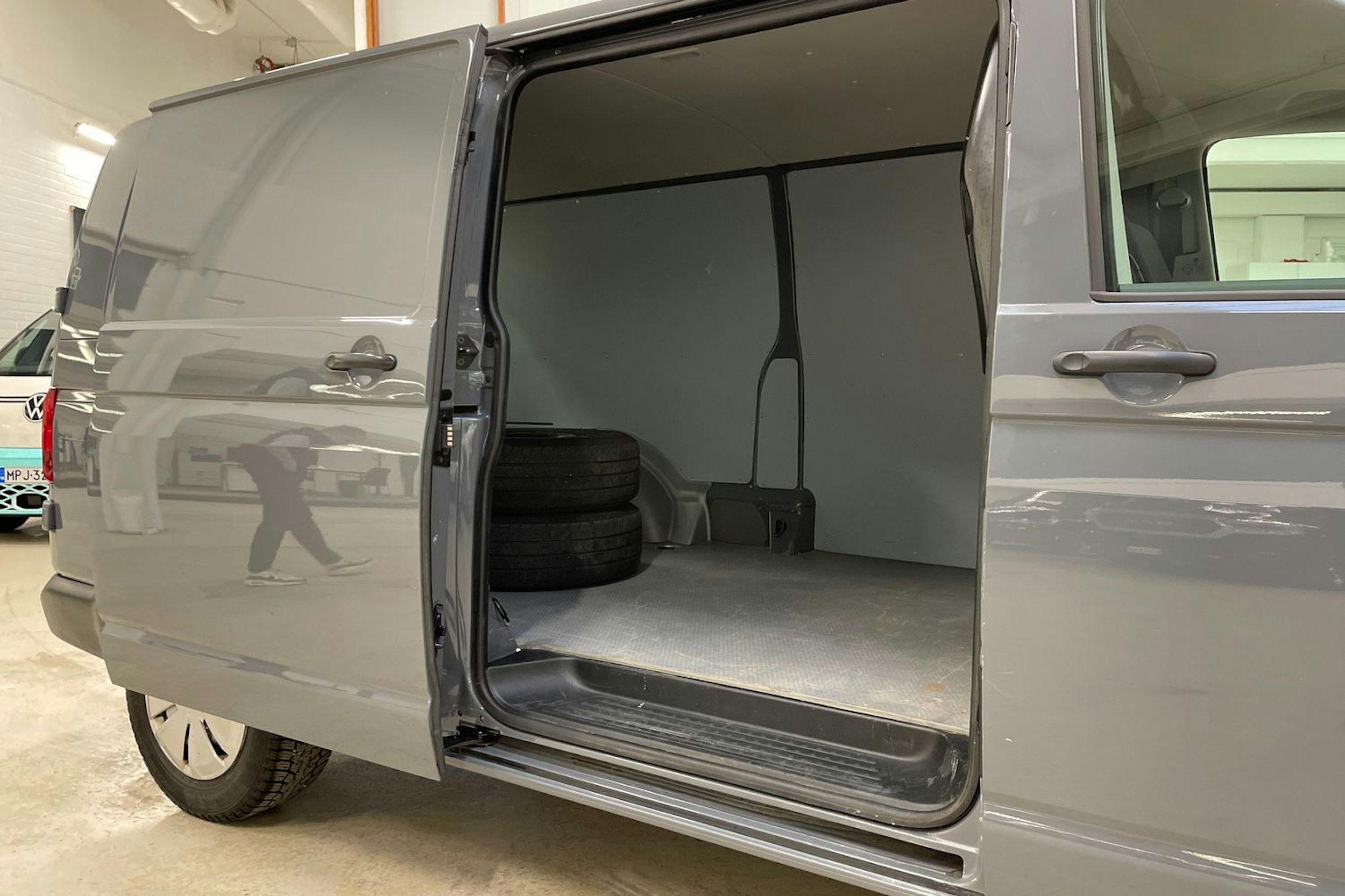 harmaa Volkswagen Transporter 2023 kuva 18.
