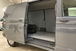 harmaa Volkswagen Transporter 2023 kuva 18.