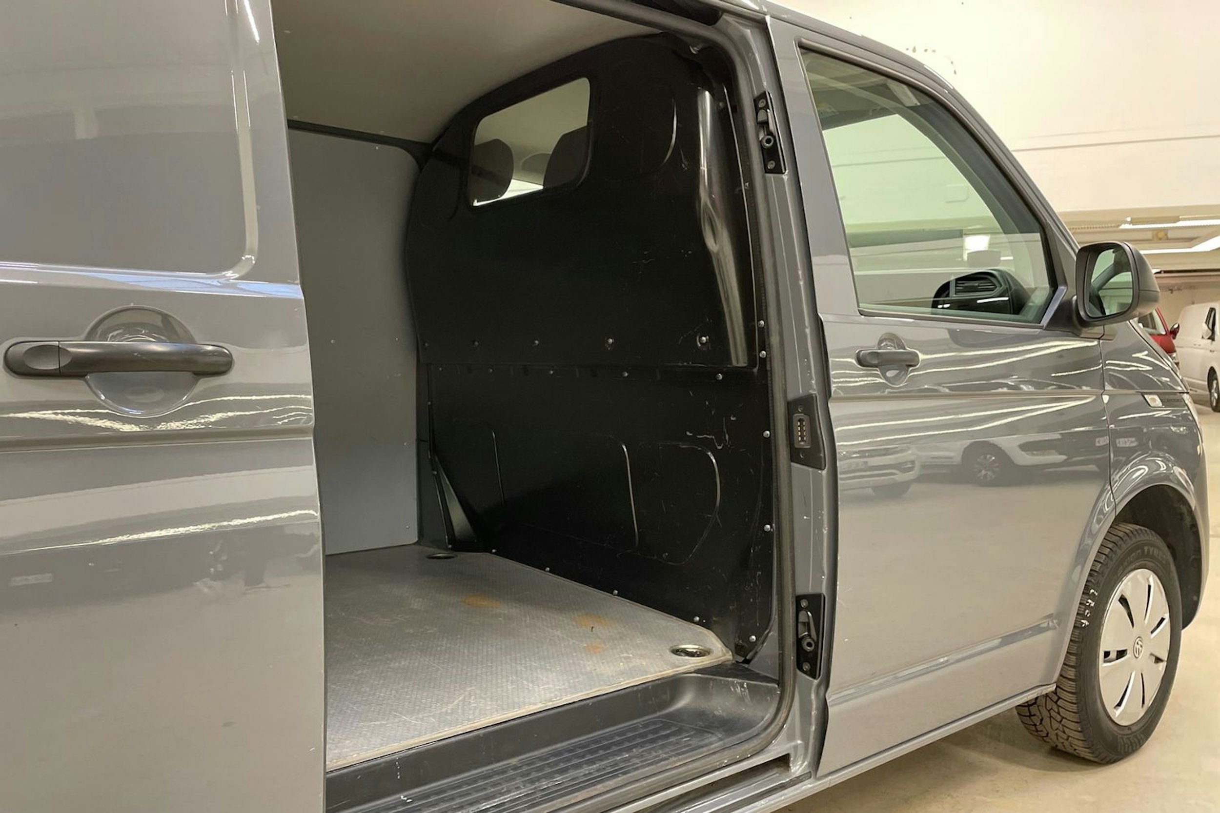 harmaa Volkswagen Transporter 2023 kuva 19.