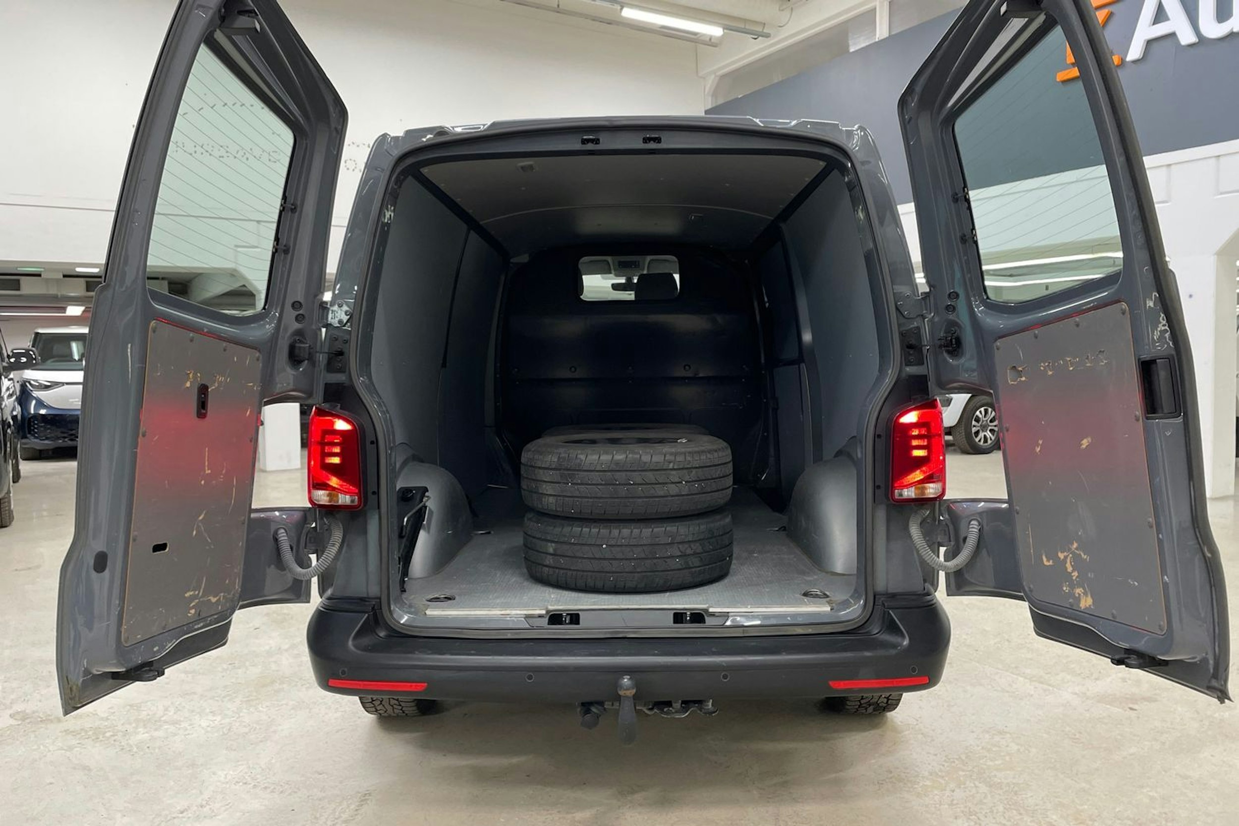 harmaa Volkswagen Transporter 2023 kuva 20.