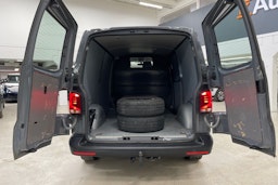 harmaa Volkswagen Transporter 2023 kuva 20.