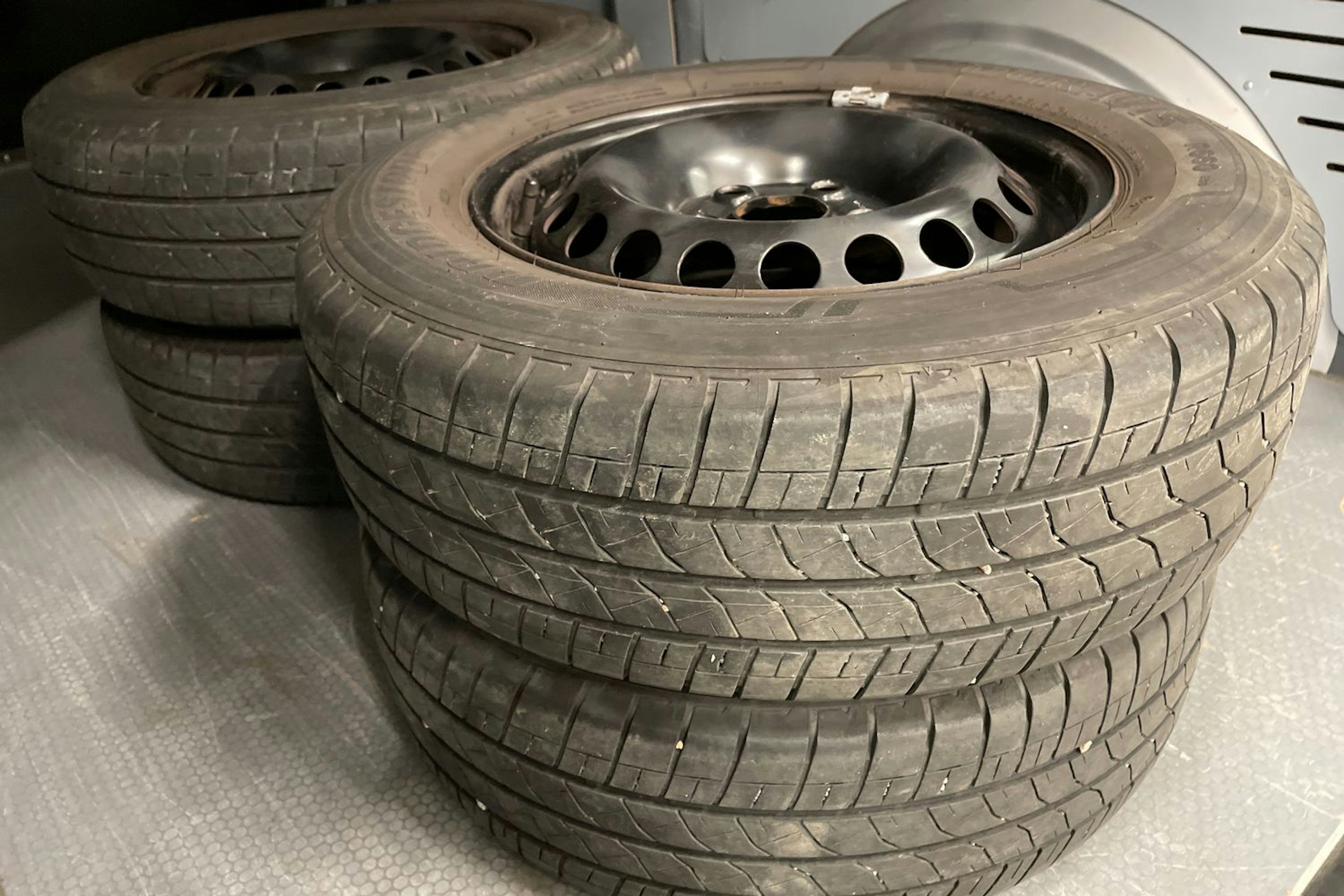 harmaa Volkswagen Transporter 2023 kuva 21.