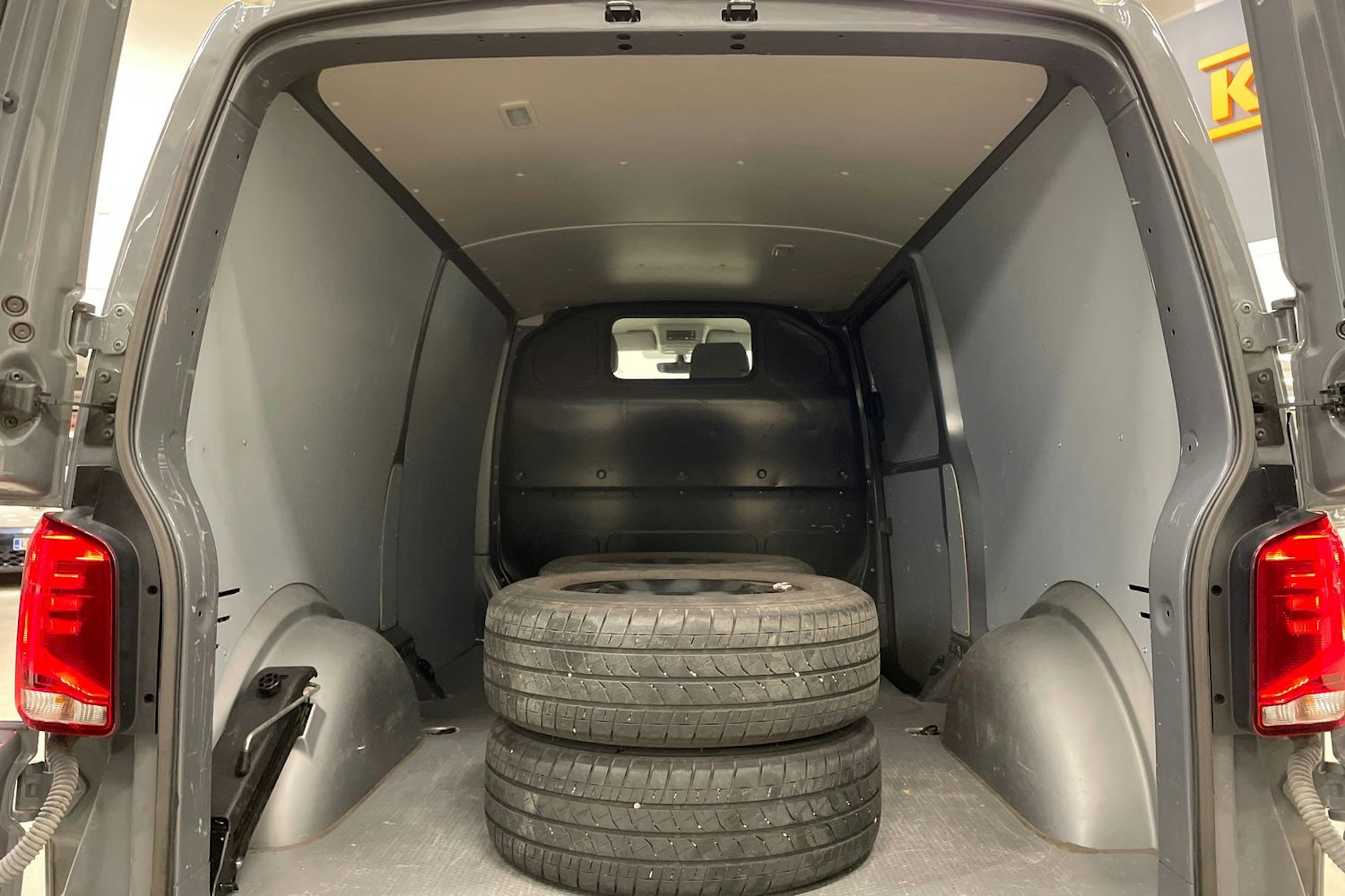 harmaa Volkswagen Transporter 2023 kuva 22.