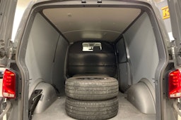 harmaa Volkswagen Transporter 2023 kuva 22.