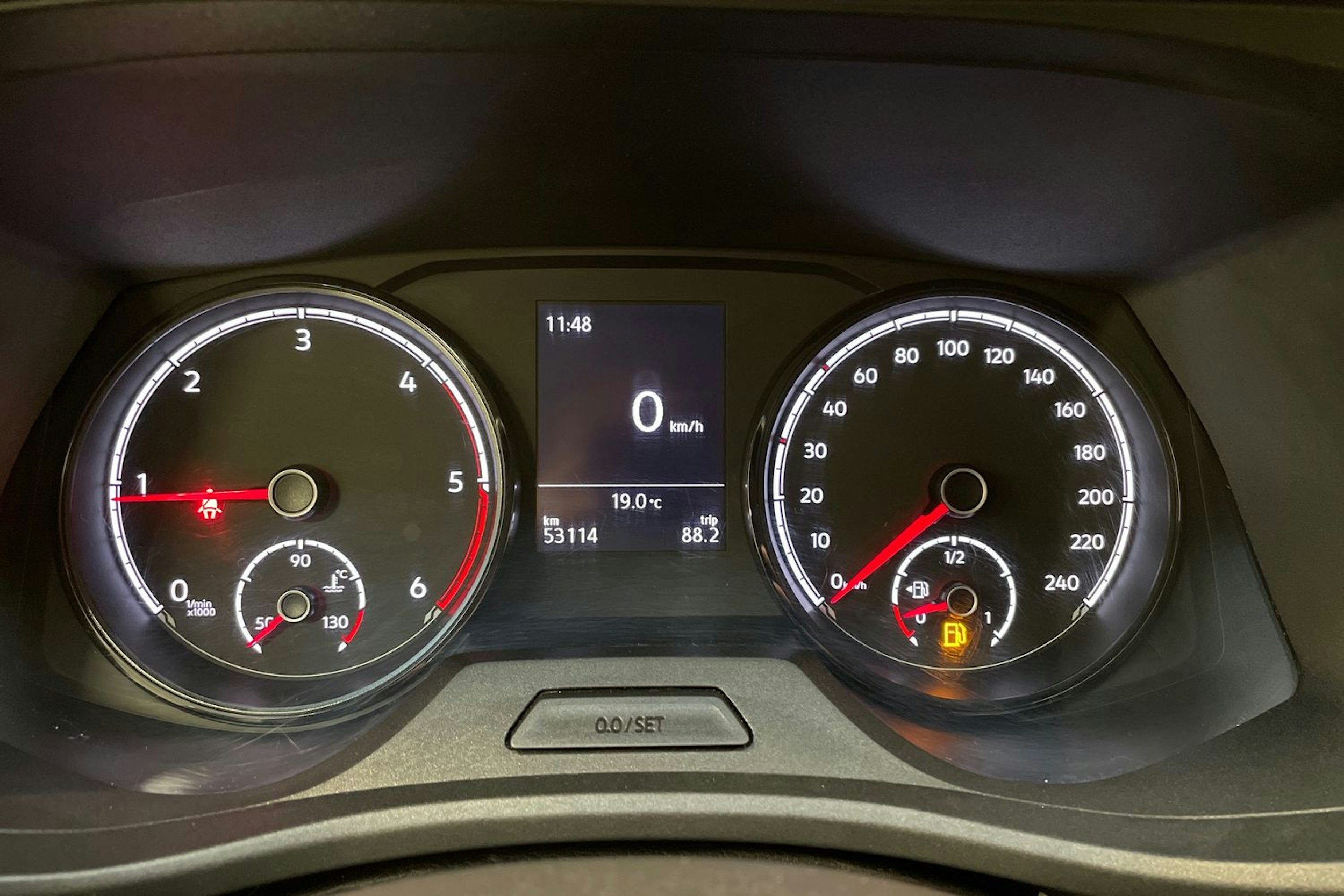 harmaa Volkswagen Transporter 2023 kuva 23.