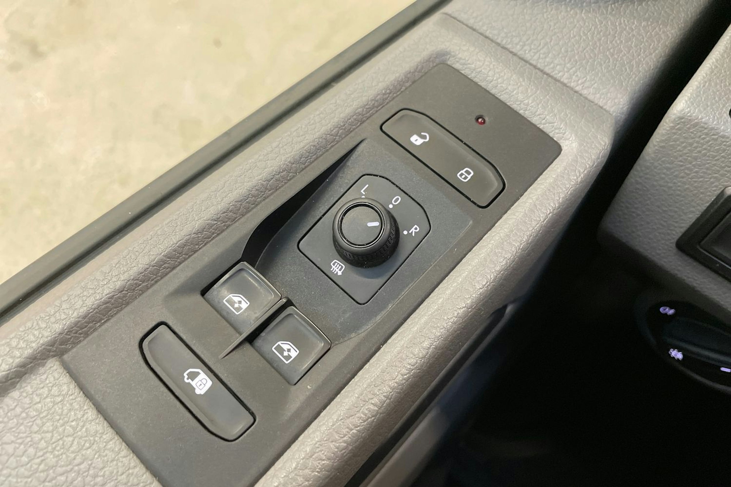 harmaa Volkswagen Transporter 2023 kuva 24.