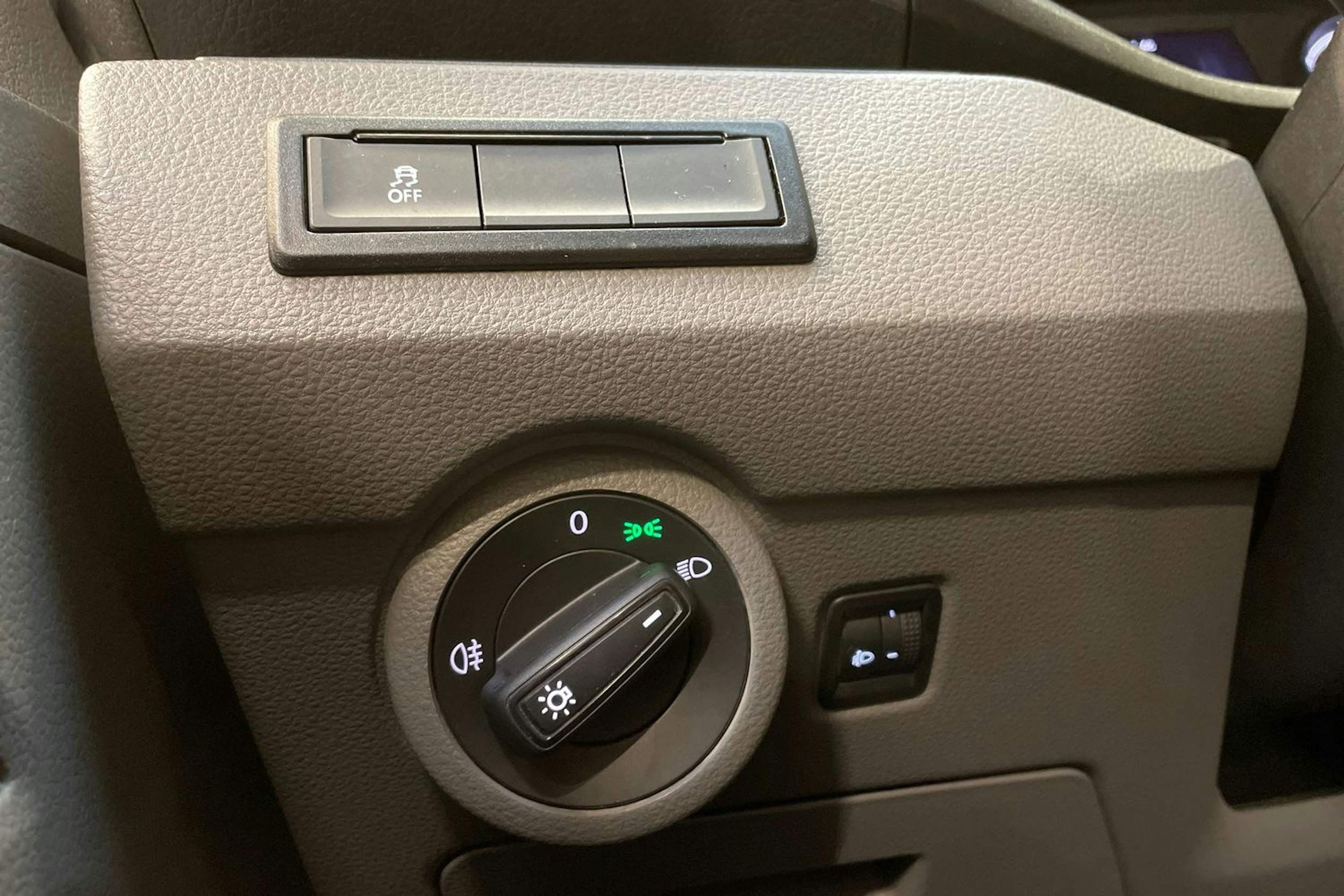 harmaa Volkswagen Transporter 2023 kuva 25.