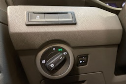 harmaa Volkswagen Transporter 2023 kuva 25.