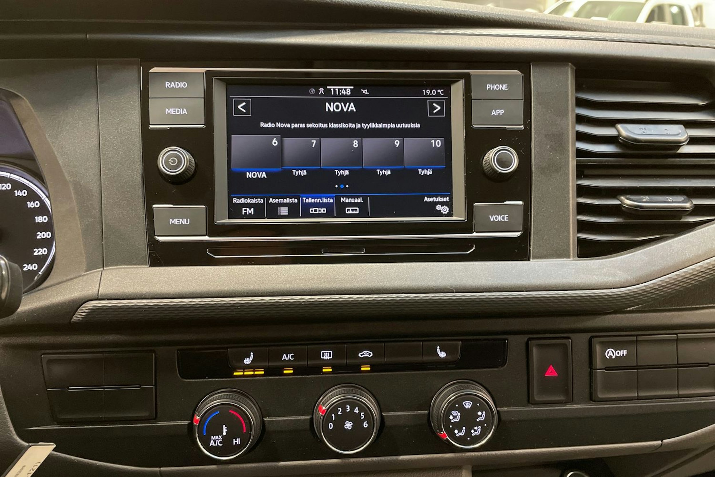 harmaa Volkswagen Transporter 2023 kuva 26.