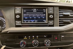 harmaa Volkswagen Transporter 2023 kuva 26.