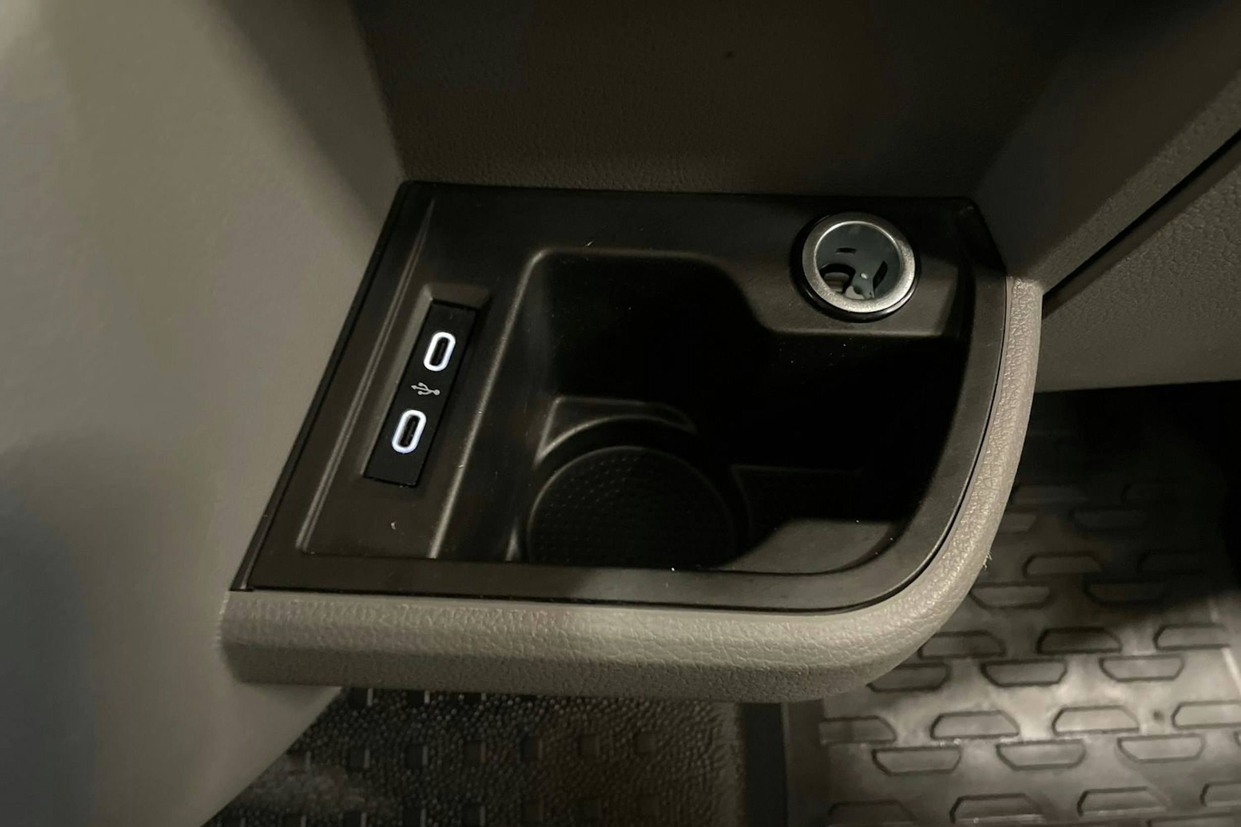 harmaa Volkswagen Transporter 2023 kuva 27.