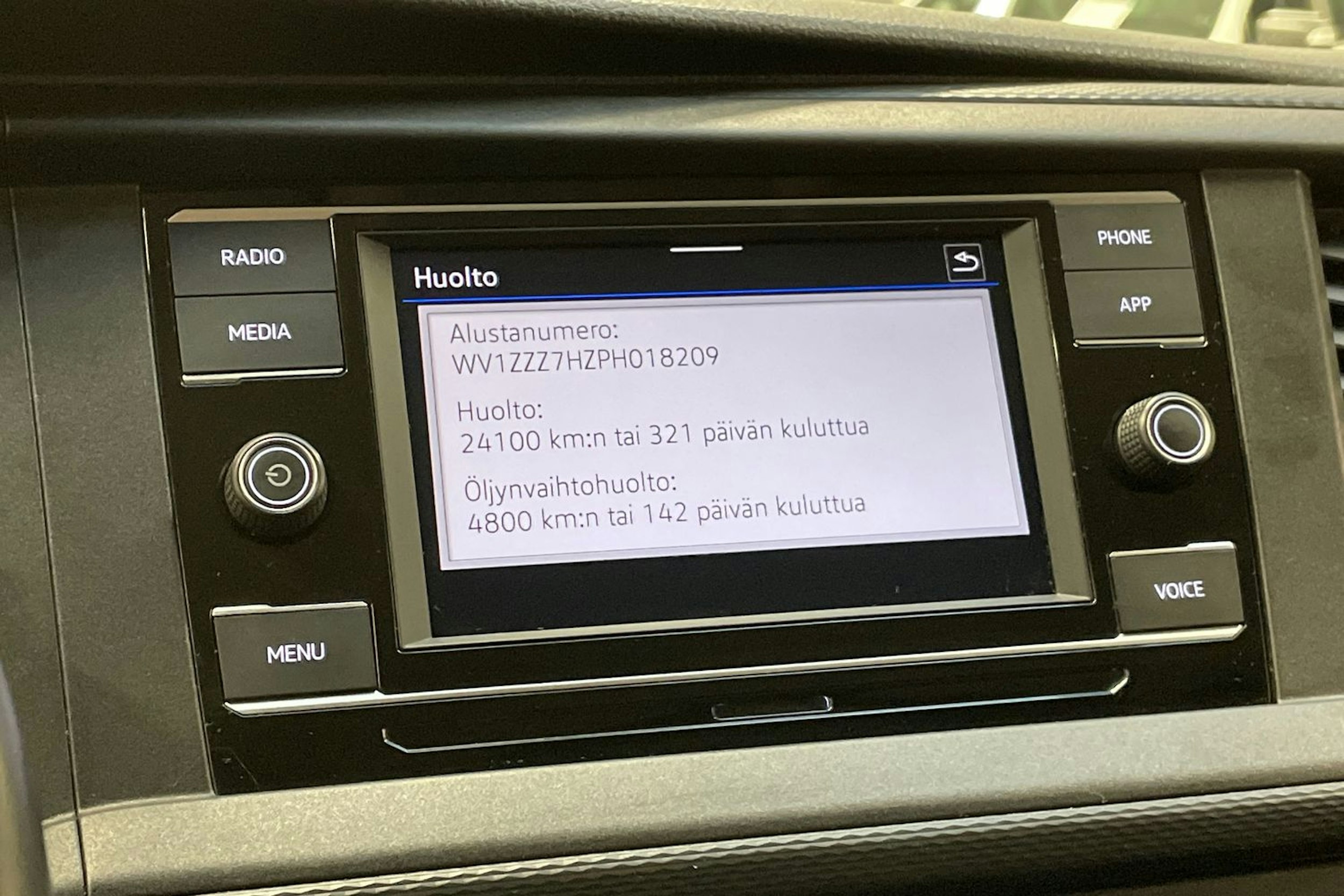 harmaa Volkswagen Transporter 2023 kuva 30.