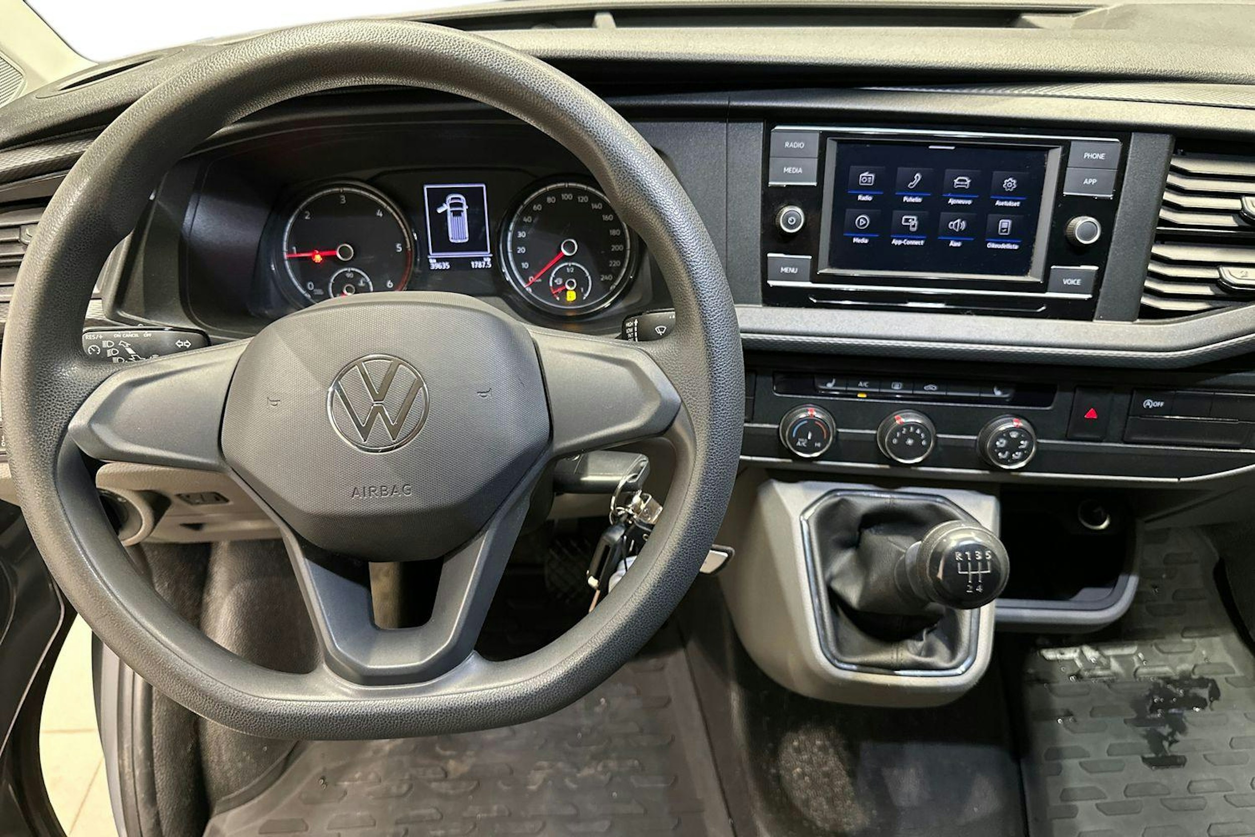 harmaa Volkswagen Transporter 2023 kuva 9.
