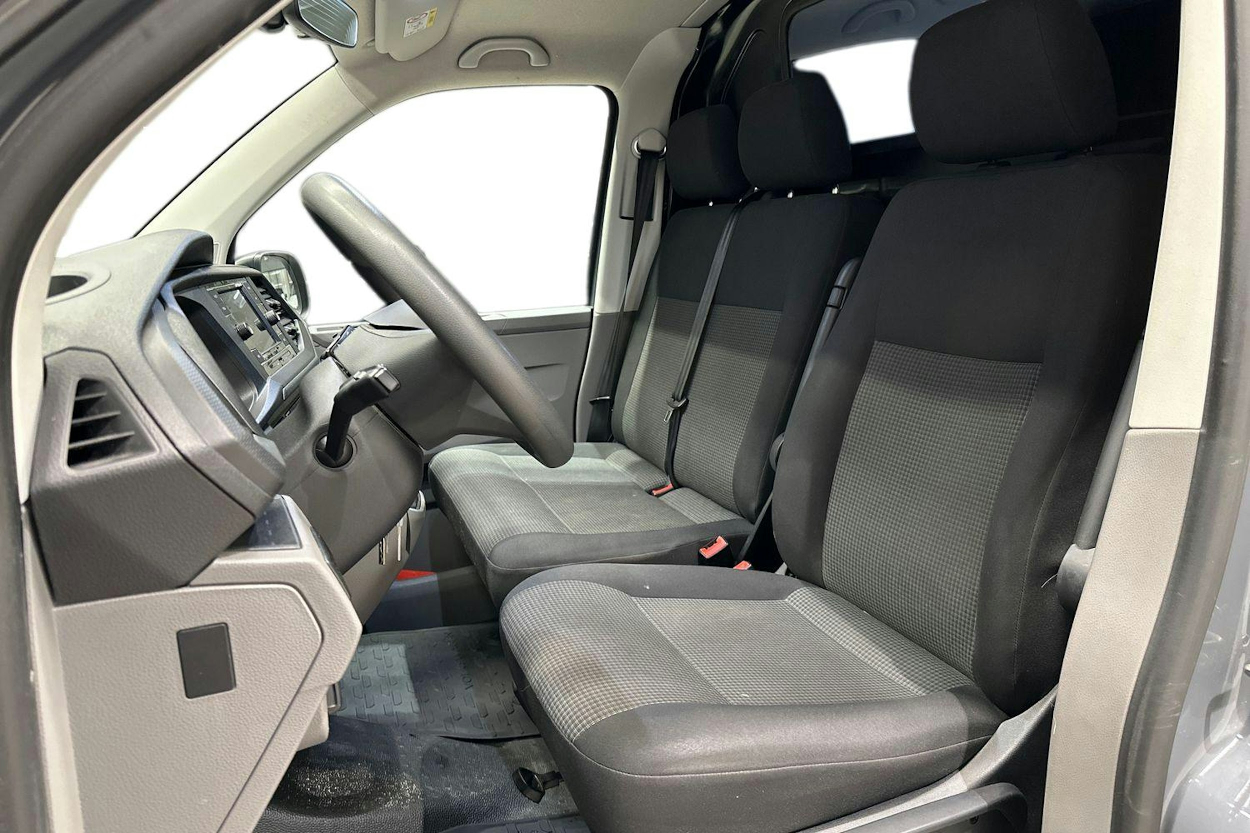 harmaa Volkswagen Transporter 2023 kuva 11.