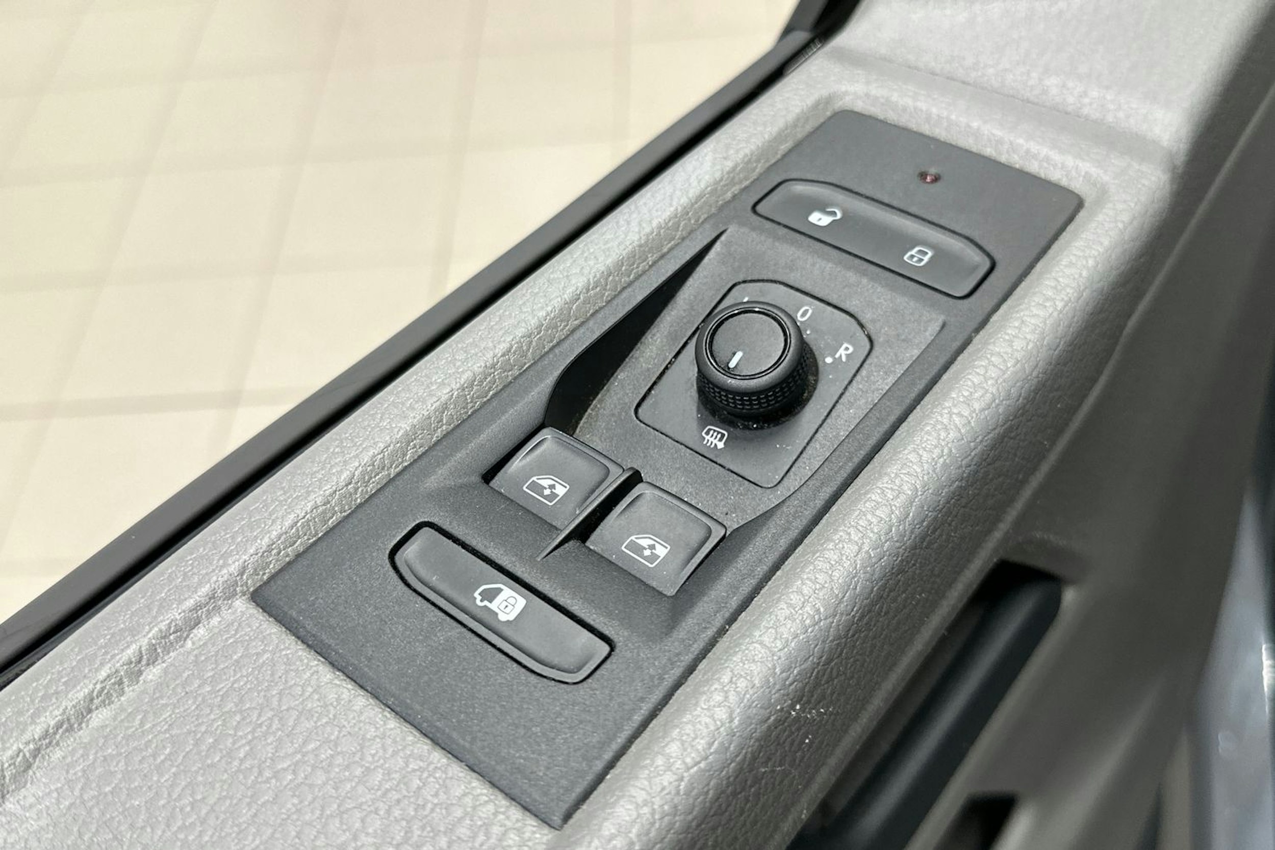 harmaa Volkswagen Transporter 2023 kuva 15.