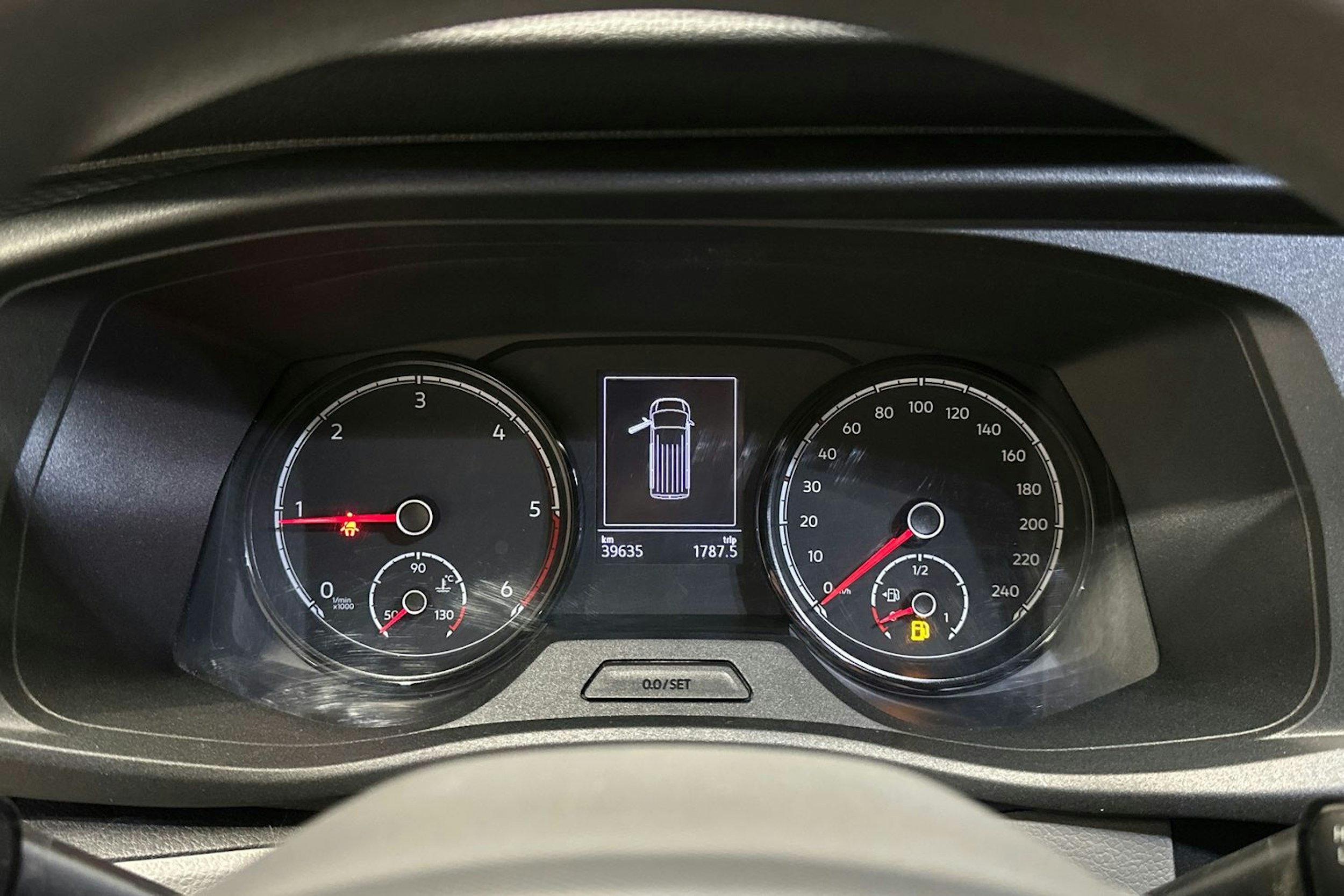 harmaa Volkswagen Transporter 2023 kuva 16.