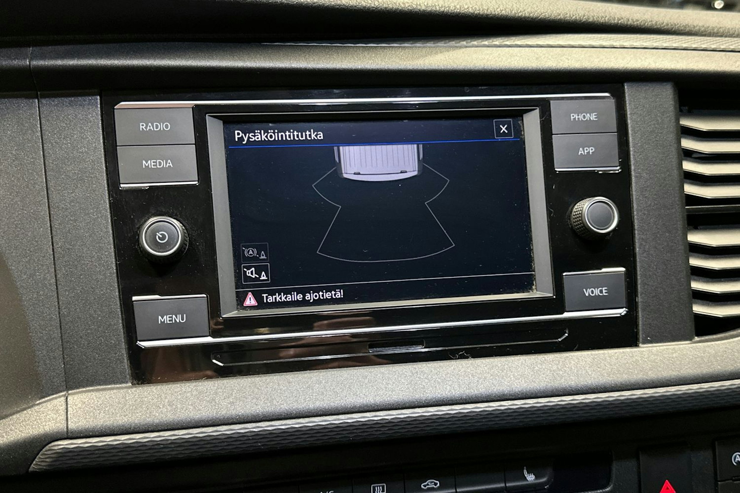 harmaa Volkswagen Transporter 2023 kuva 17.