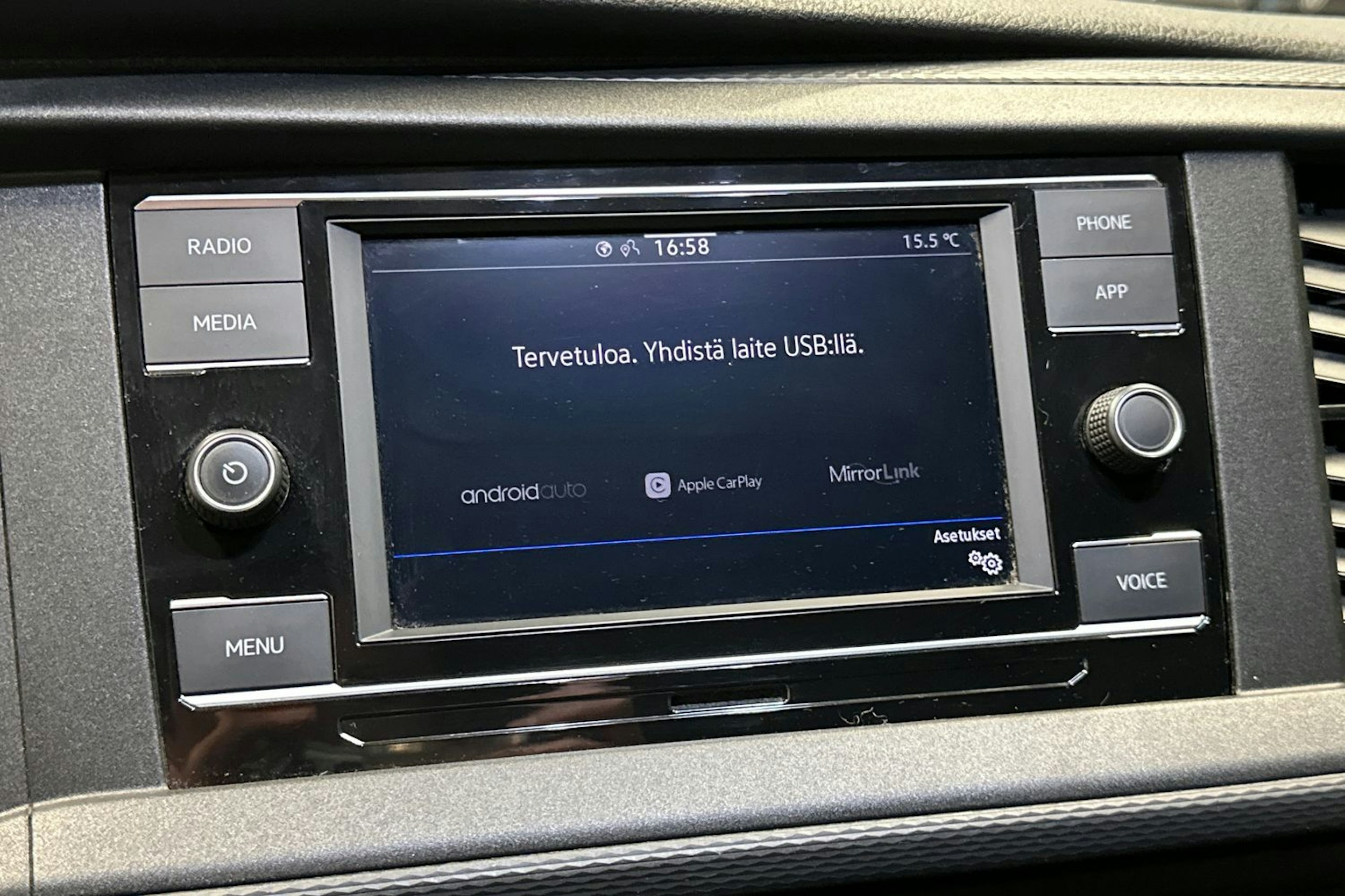 harmaa Volkswagen Transporter 2023 kuva 18.