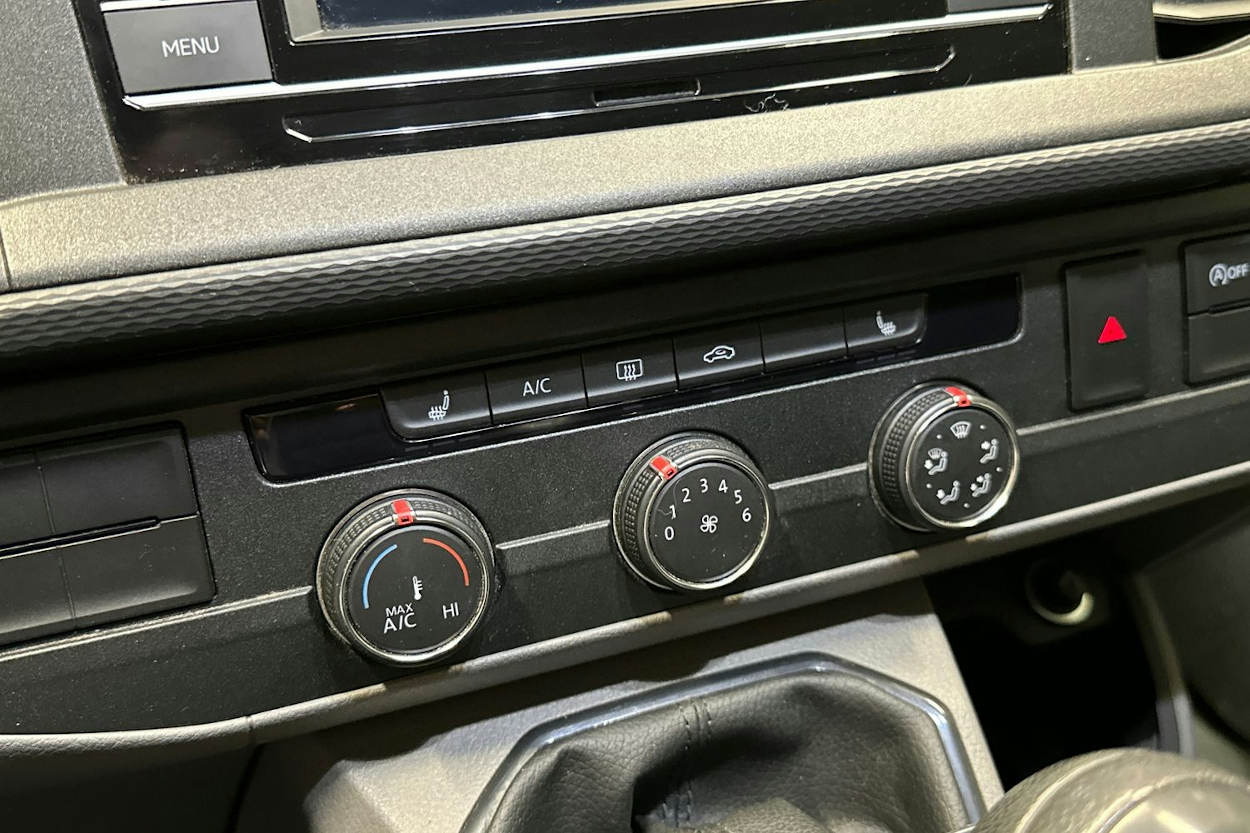 harmaa Volkswagen Transporter 2023 kuva 20.