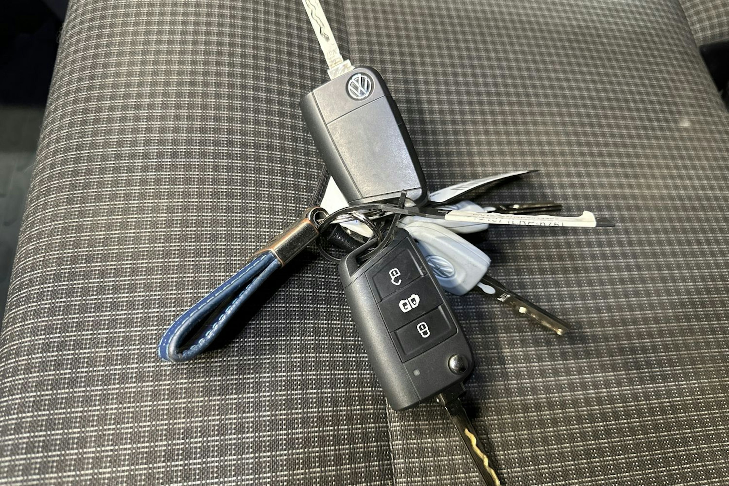 harmaa Volkswagen Transporter 2023 kuva 21.