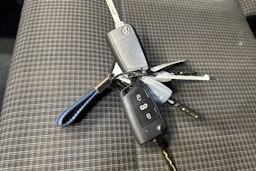 harmaa Volkswagen Transporter 2023 kuva 21.