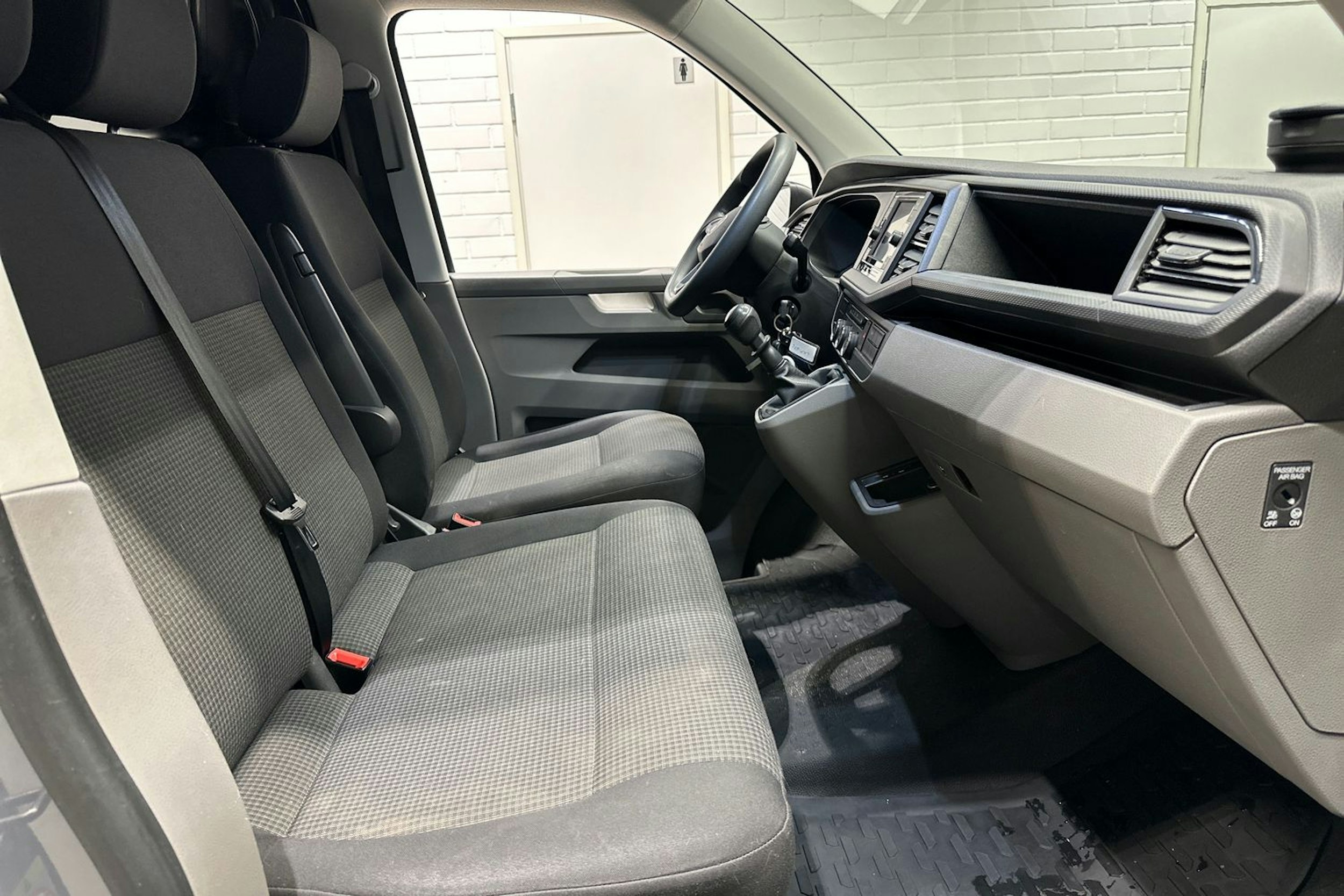 harmaa Volkswagen Transporter 2023 kuva 22.