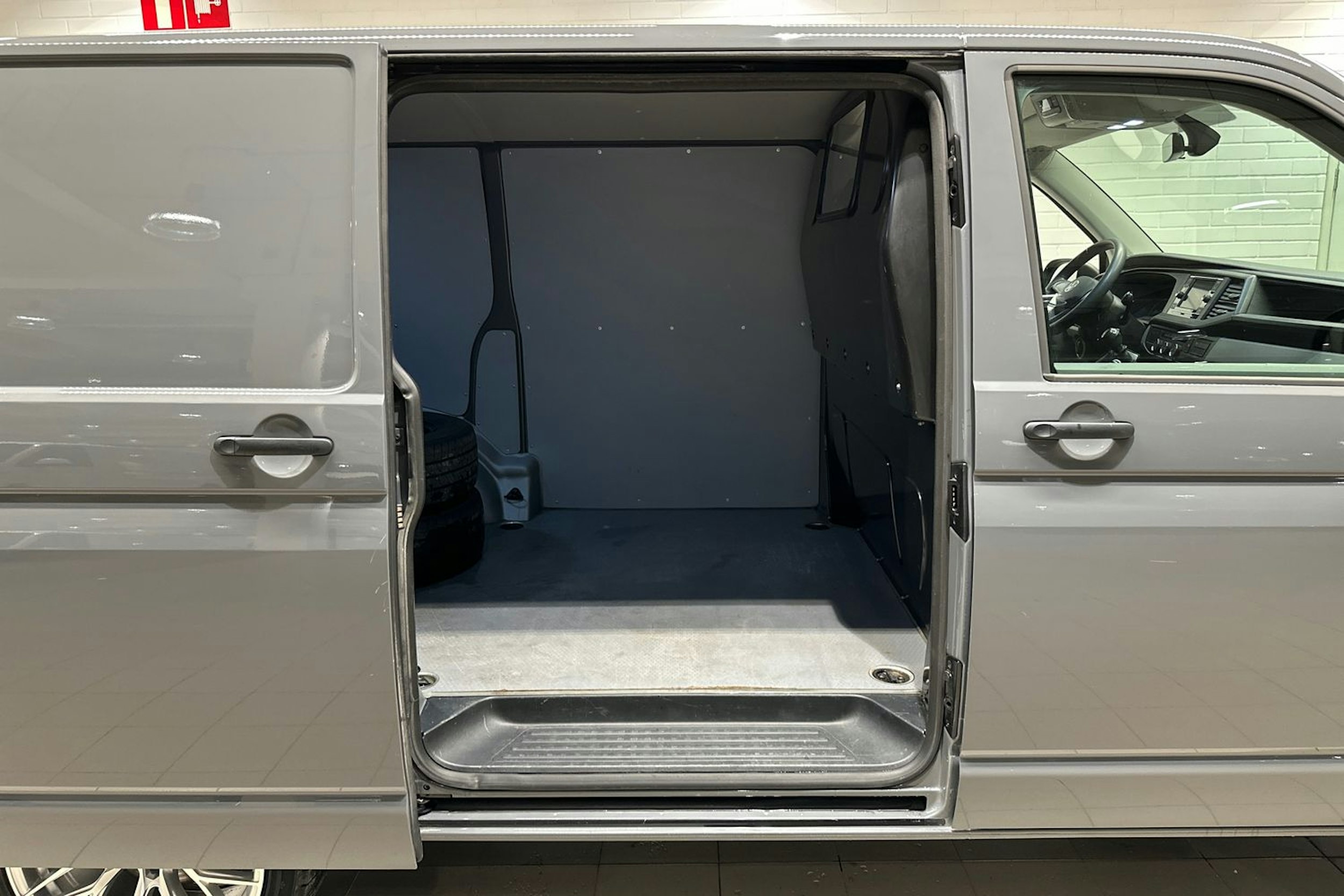 harmaa Volkswagen Transporter 2023 kuva 23.