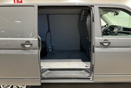 harmaa Volkswagen Transporter 2023 kuva 23.