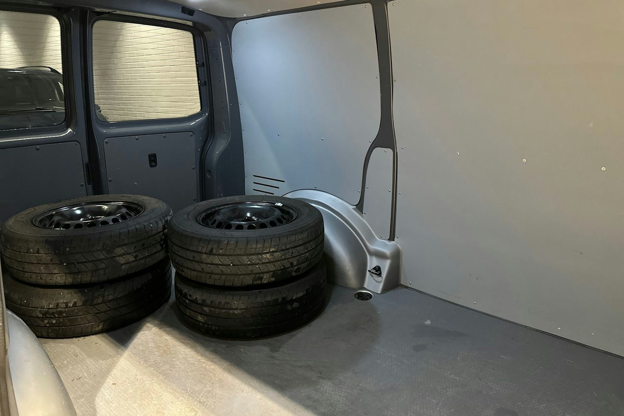 harmaa Volkswagen Transporter 2023 kuva 24.