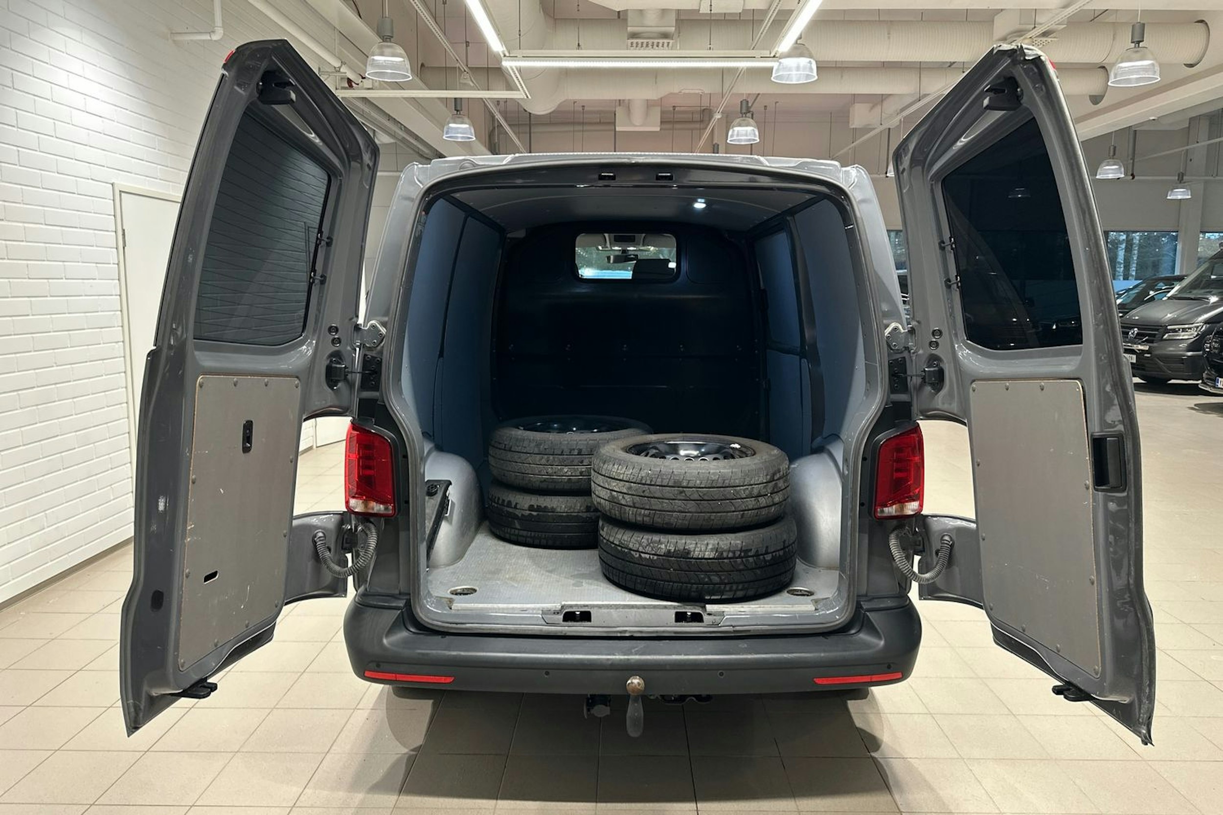 harmaa Volkswagen Transporter 2023 kuva 25.