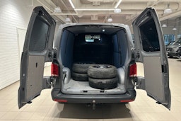harmaa Volkswagen Transporter 2023 kuva 25.
